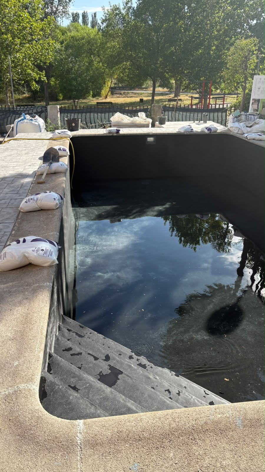 Piscina de Torrejón del Rey en la fase final de ejecución